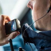 En polis pratar i sin kommunikationsradio- 