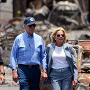 President Joe Biden och Jill Biden besöker branddrabbade Maui. Evan Vucci / AP