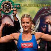 Klara Svensson vid invägningen inför hennes titelmatch mot Mikaela Laurén i september.