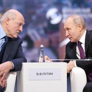 Lukasjenko och Putin vid Eurasian Economic Forum i Moskva 24 maj.