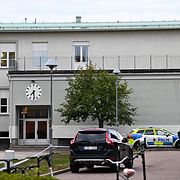 Polis utanför Brinellskolan i Fagersta efter svärdattacken.