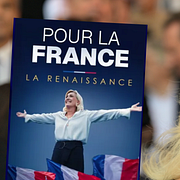 Marine Le Pen när hon besökte Nice i juli/Den nya valaffischen.