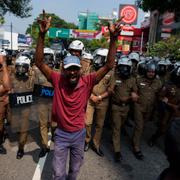 Stora protester uppstår varje vecka i Sri Lanka. 