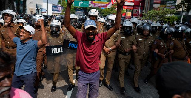 Stora protester uppstår varje vecka i Sri Lanka.  Eranga Jayawardena / AP