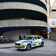 Polis utanför parkeringshuset där Gaboro mördades.