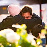 Människor gråter på platsen. 