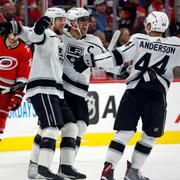 Adrian Kempe firar ett av målen med  Anze Kopitar och Mikey Anderson.