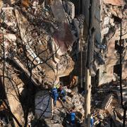 Räddningstjänsten på plats vid ett attackerat bostadshus i Kyiv den 23 juni.