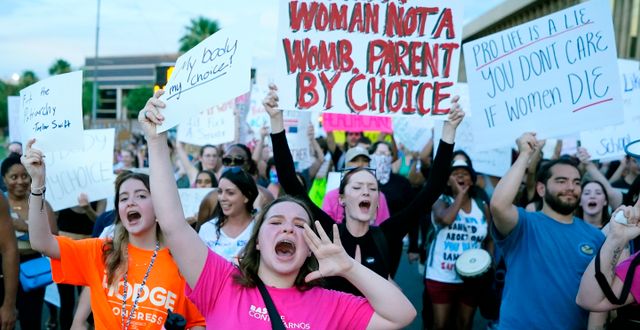 Kvinnor demonstrerar mot skärpta abortregler. Ross D. Franklin / AP