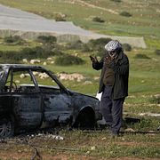 En bil som enligt palestinska Röda halvmånen bränts upp av israeliska bosättare i en by på Västbanken. Bilden är tagen den 31 mars.