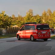 Ett fordon lämnar olycksplatsen.