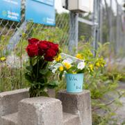 Blommor utanför fallskärmsklubben dagen efter den flygolycka där nio personer omkom. 