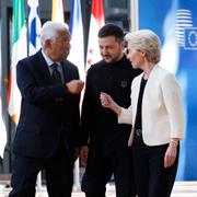 Volodymyr Zelenskyj tillsammans med EU-topparna Antonio Costa och Ursula von der Leyen. Bild från 6 mars. 