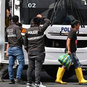 Besättningsmedlemmar från båten Maria Candelaria anländer till en polisstation i Manta i Ecuador efter att amerikanska myndigheter stoppat båten misstänkt för narkotikasmuggling. Bild från den 7 september.