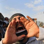 Sörjande iranier vid begravningen av en aktivist som dog under bensinprotesterna.