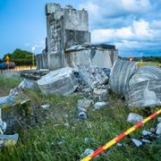 Monumentet i Kvidinge utanför Åstorp efter blixten.