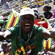 En glad Mnangagwa-supporter under söndagens ceremoni.