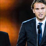 Albin Ekdal, Cagliari, prisades som Årets mittfältare vid Fotbollsgalan 2014 i Globen i Stockholm på måndagen. Therese Sjögran (t v) tog emot priset som Årets mittfältare få Caroline Seger