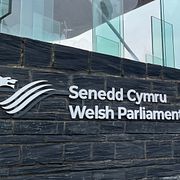 Sedan 1999 har Wales självstyre över vissa frågor i Storbritannien, med egen landsdelsregering och eget parlament, med säte i Cardiff.