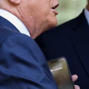 Donald Trump håller sin telefon den 11 september 2024 i New York. 