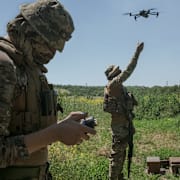 Ukrainska soldater med drönare i Lyman i mitten av juni.  MAURICIO LIMA / NYT