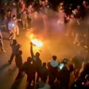 Demonstranter i Iran i en stillbild från ett videoklipp. 