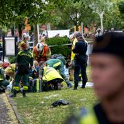 Ambulans och polis på plats efter att ett räcke på ett studentflak gett vika vid Heden i Göteborg.  
