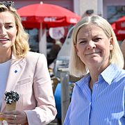 Kristdemokraternas partiledare Ebba Busch och Socialdemokraternas partiledare Magdalena Andersson i Visby under Almedalsveckan.