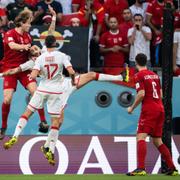 Danmarks Joachim Andersen i närkamp med Tunisiens Dylan Bronn och Ellyes Skhiri.