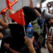 Kinaanhängare och regeringsmotståndare möttes på Yuen Long-stationen i Hongkong tidigare i veckan. 