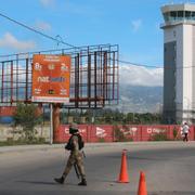 En polis patrullerar vid flygplatsen i Port-au-Prince på tisdagen.