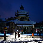 Människor utanför en av räddningstjänstens posteringar under strömavbrottet i Berlin i januari.