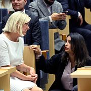Socialdemokraternas partiledare Magdalena Andersson och Vänsterpartiets partiledare Nooshi Dadgostar.