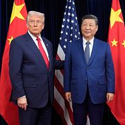 Donald Trump och Xi Jinping fotade i Sydkorea. 