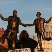 En staty av Donald Trump och Jeffrey Epstein hand i hand.