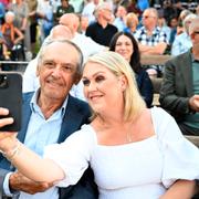 Tidigare utrikesministern Jan Eliasson och Socialdemokraternas gruppledare i riksdagen Lena Hallengren tar en selfie under Almedalsveckan.