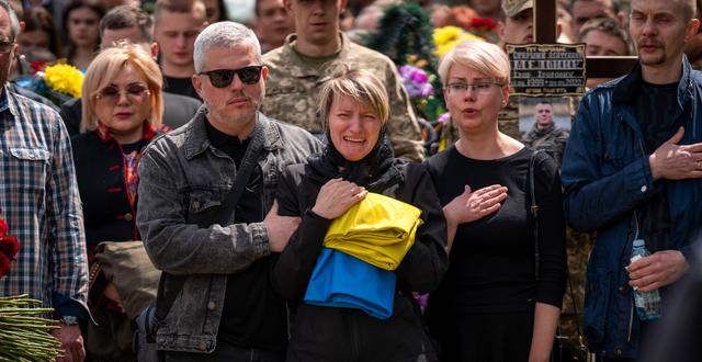 Bild från begravning i Lviv, 14 maj.  Emilio Morenatti / AP