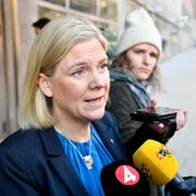 Socialdemokaternas partiledare Magdalena Andersson (S) intervjuas av journalister utaförf finansdepardementet, efter ha att träffat Vänsterpartiets partiledare. 