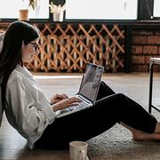 Se till att få in det sociala under arbetsdagen, som en digital AW eller en fika över videolänk.