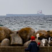 Kustbevakningens fartyg KBV003 och det bordade bulkfartyget Hui Yuan.