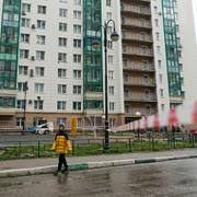 Människor passerar en byggnad strax utanför Moskva, som skadats i en ukrainsk drönarattack, tidigare i oktober.
