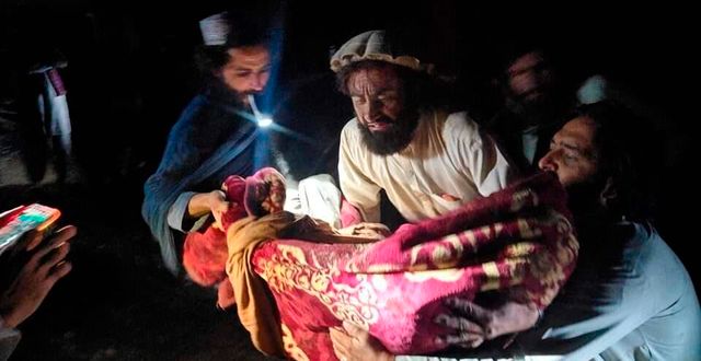 En invånare i Paktika evakuerar en skadad person. AP