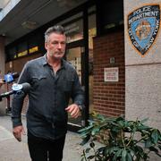 Alec Baldwin lämnar polishuset på fredag.