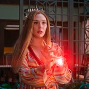 Elizabeth Olsen som Wanda Maximoff i ”Wandavision”.