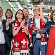 Parlamentsledamöter och medlemmar i civilsamhällesorganisationer firar efter att förslaget röstats ner den 14 juni 2026.