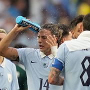 En gång varje halvlek i fotbolls-VM får spelarna ta en vätskepaus, något som väckt debatt.