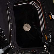 En bild tagen på månen genom Artemis 2.