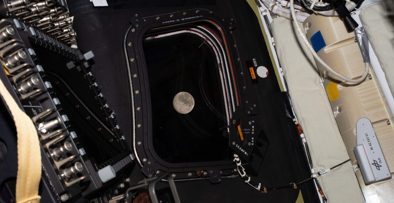 En bild tagen på månen genom Artemis 2.