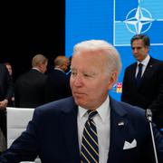 Boris Johnson och Joe Biden vid Natotoppmötet i Madrid.