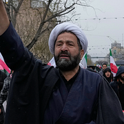 Ayatolla Ali Khamenei (vänster) och säkerhetschefen Ali Larijani (höger) är två av flera iranska regimtoppar som dödats under kriget.